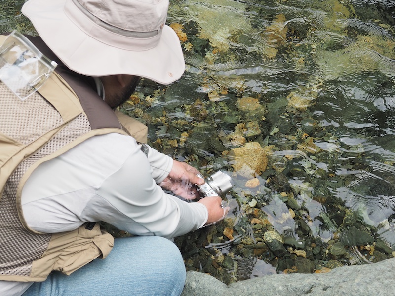 AW1は水に浸けた状態でも撮影できる。
