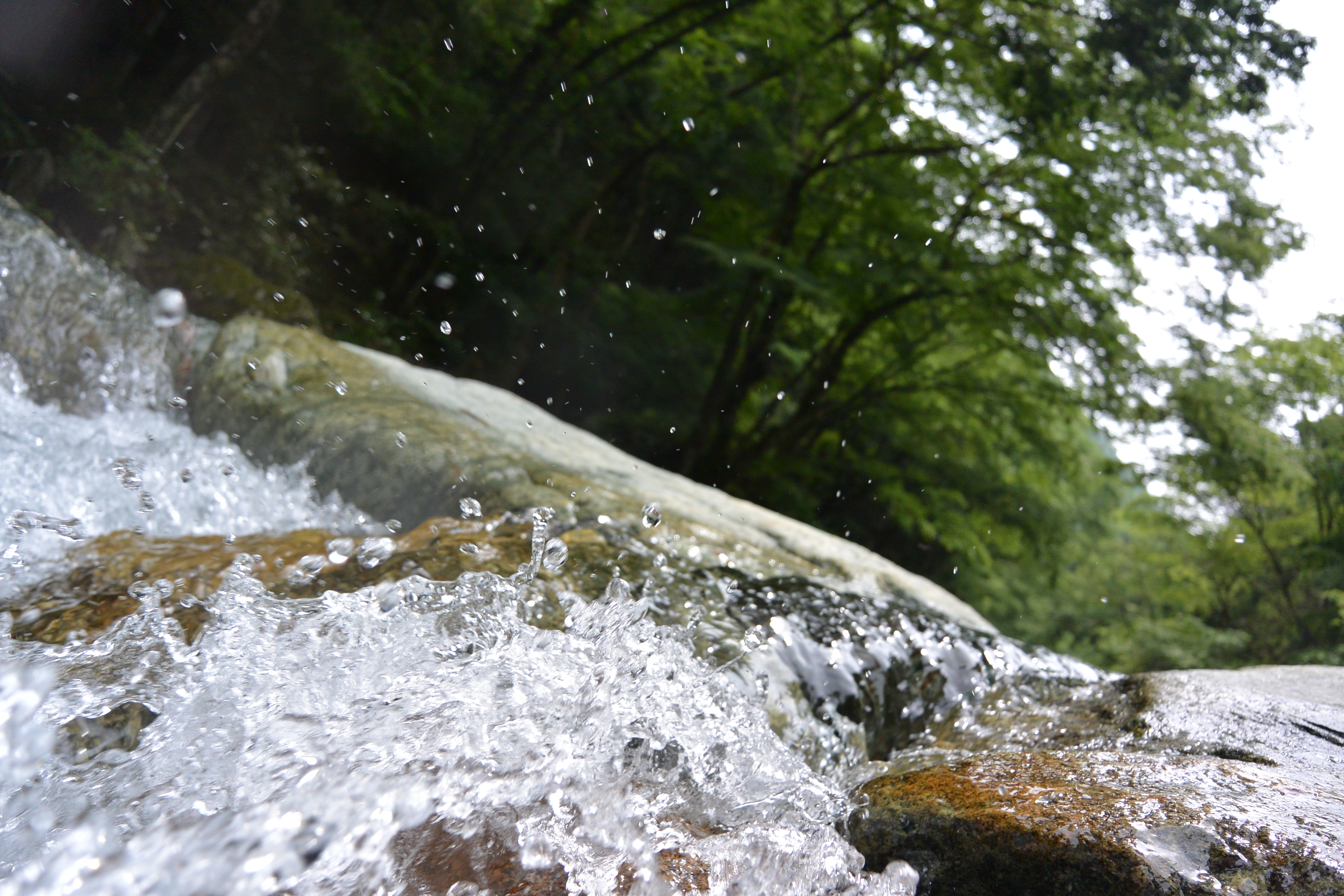 水しぶきの間近で撮ることもできる。フツーのカメラだと作画云々より故障が危惧される状況だが、AW1ならヘーキ。Nikon 1 AW1・1 NIKKOR AW 11-27.5mm f/3.5-5.6・ISO160・F3.5・1/800・±0EV・WB:オート・29mm（35mm判換算）