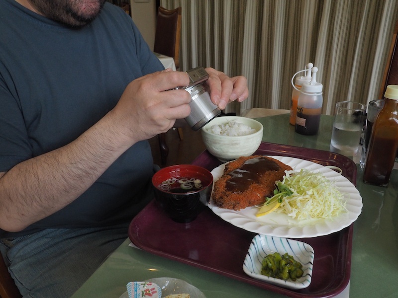 レンズキット付属の「1 NIKKOR AW 11-27.5mm f/3.5-5.6」レンズでフード撮影。