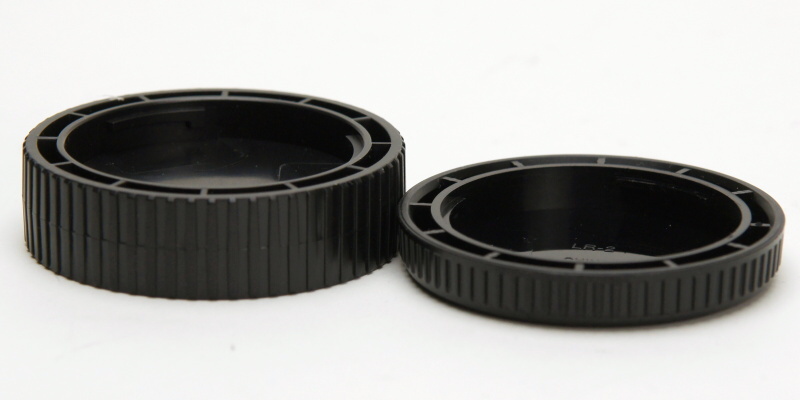 Wリアキャップ（左）と、一般的なリアキャップ（右）