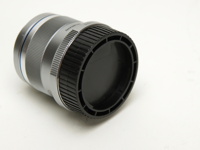 レンズの背中にもう1本のレンズを取り付けられる