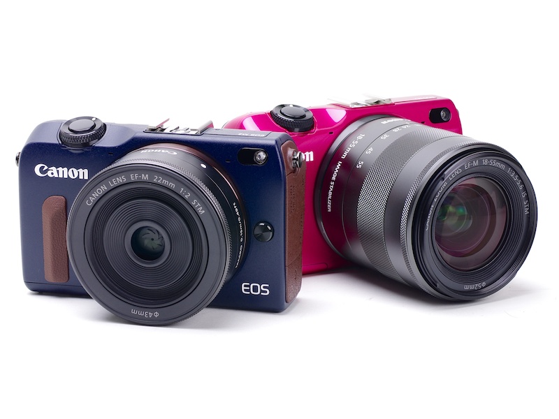 左からEOS M2ベイブルー、EOS M2レッド。発売は8月上旬を予定