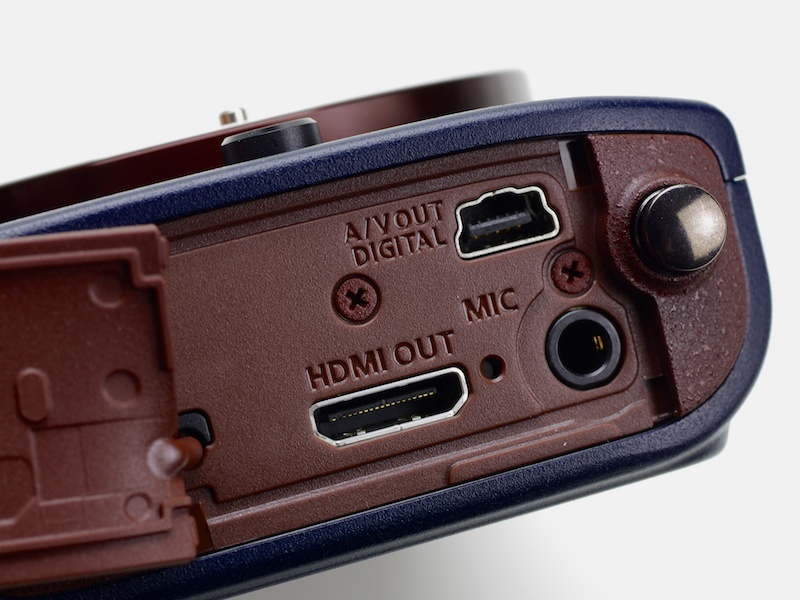 側面カバー内のインターフェイス類