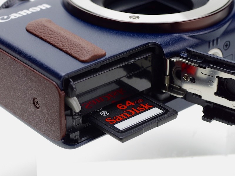 バッテリーおよび記録メディア室