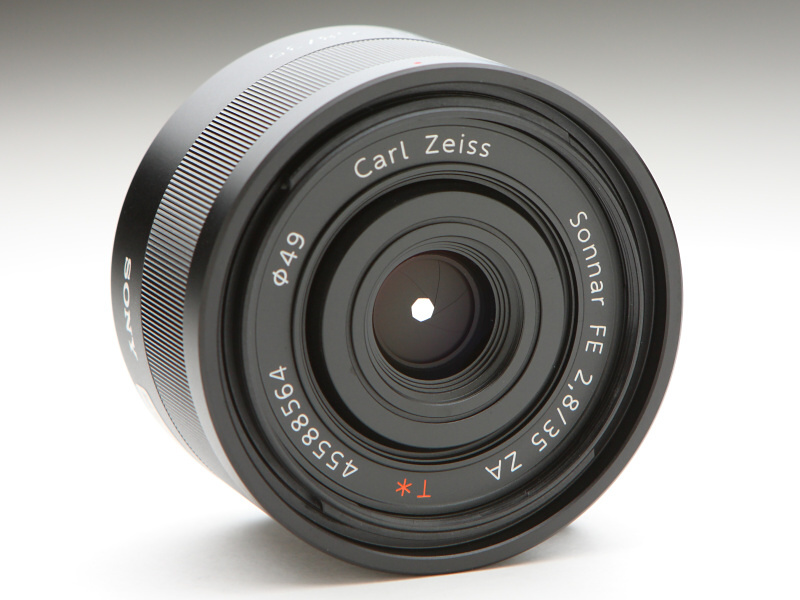 思いのほか小振りな前玉。いうまでもなくカールツァイスの誇るT*コーティングが施される。フィルター径は49mm