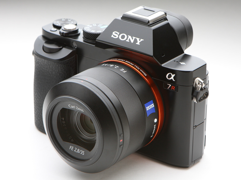 付属するフードは、コンパクトな本レンズにマッチする。開口部にはネジが切られ、40.5mm径のフィルターが装着可能