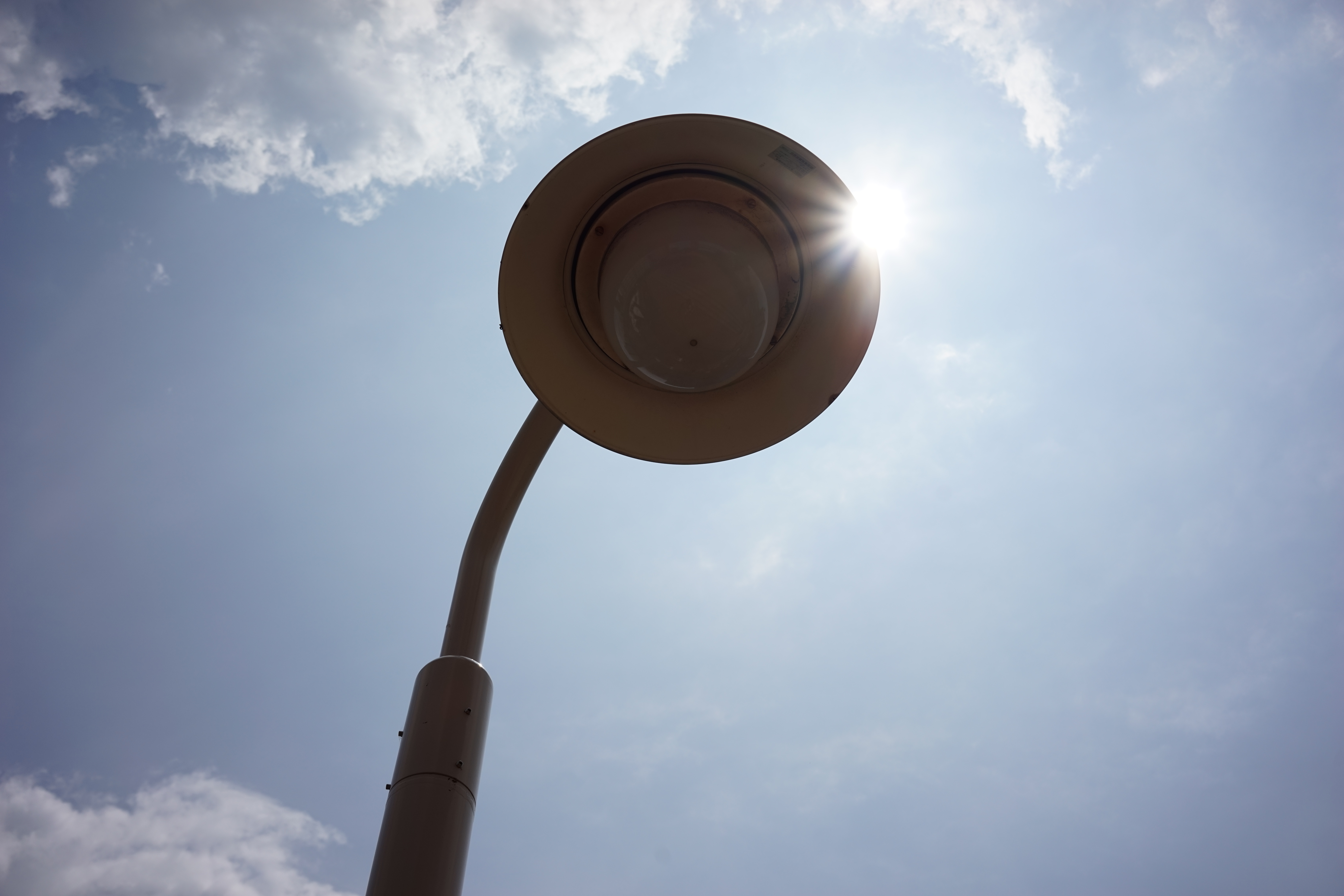 太陽が画面内に入る逆光で撮影。α7R / 1/2,000秒 / F8 / 0EV / ISO125 / 絞り優先AE / 35mm