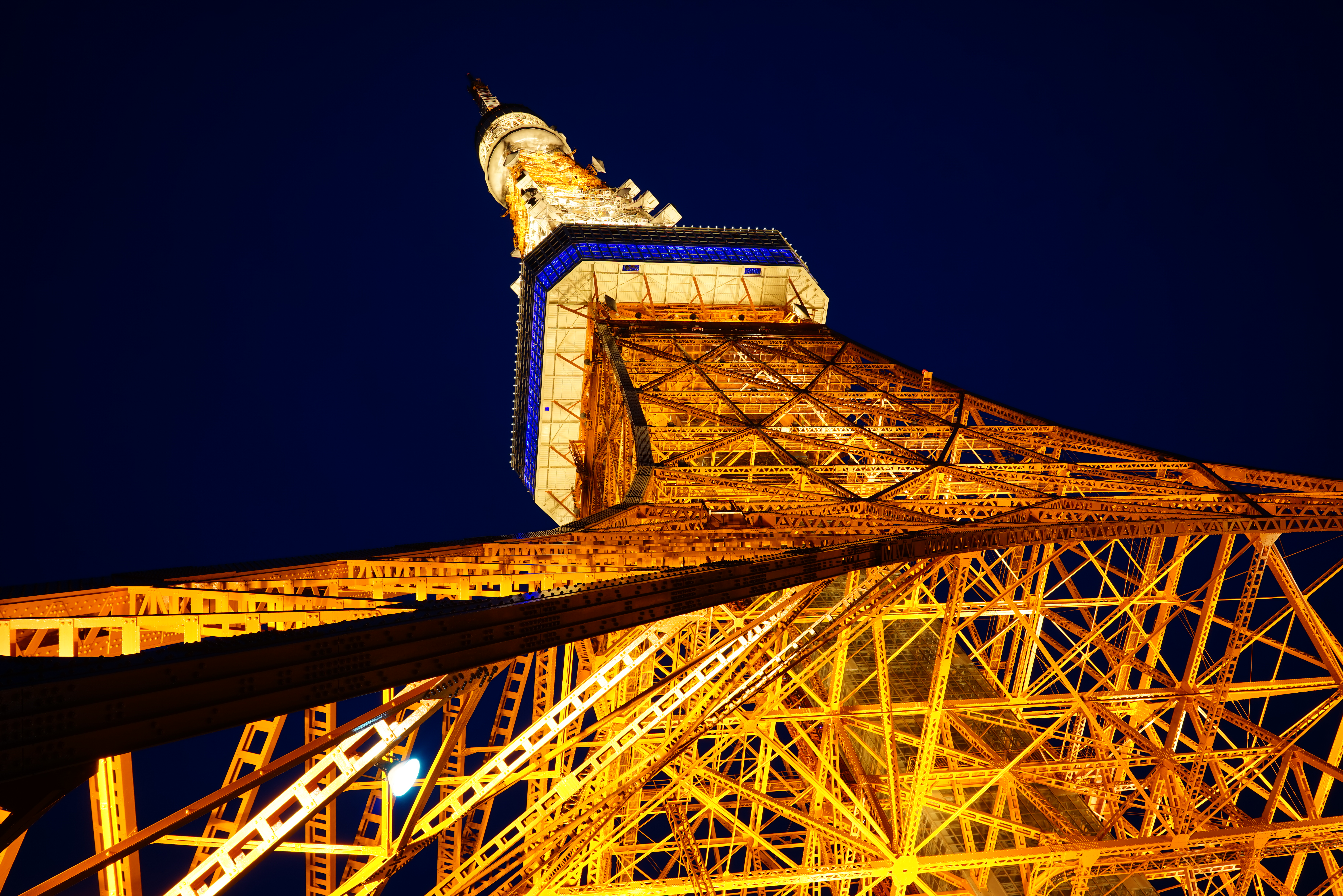 絞りはこのレンズの描写のピークであるF8。画面の四隅まで高い解像感を誇る。エッジの色のにじみなどもほとんど見受けられない。画面左下隅に強い点光源があるが、ゴーストの発生などよく抑えている。どうぞ等倍まで拡大してご覧ください。α7R / 1/2秒 / F8 / 0EV / ISO100 / 絞り優先AE / 35mm