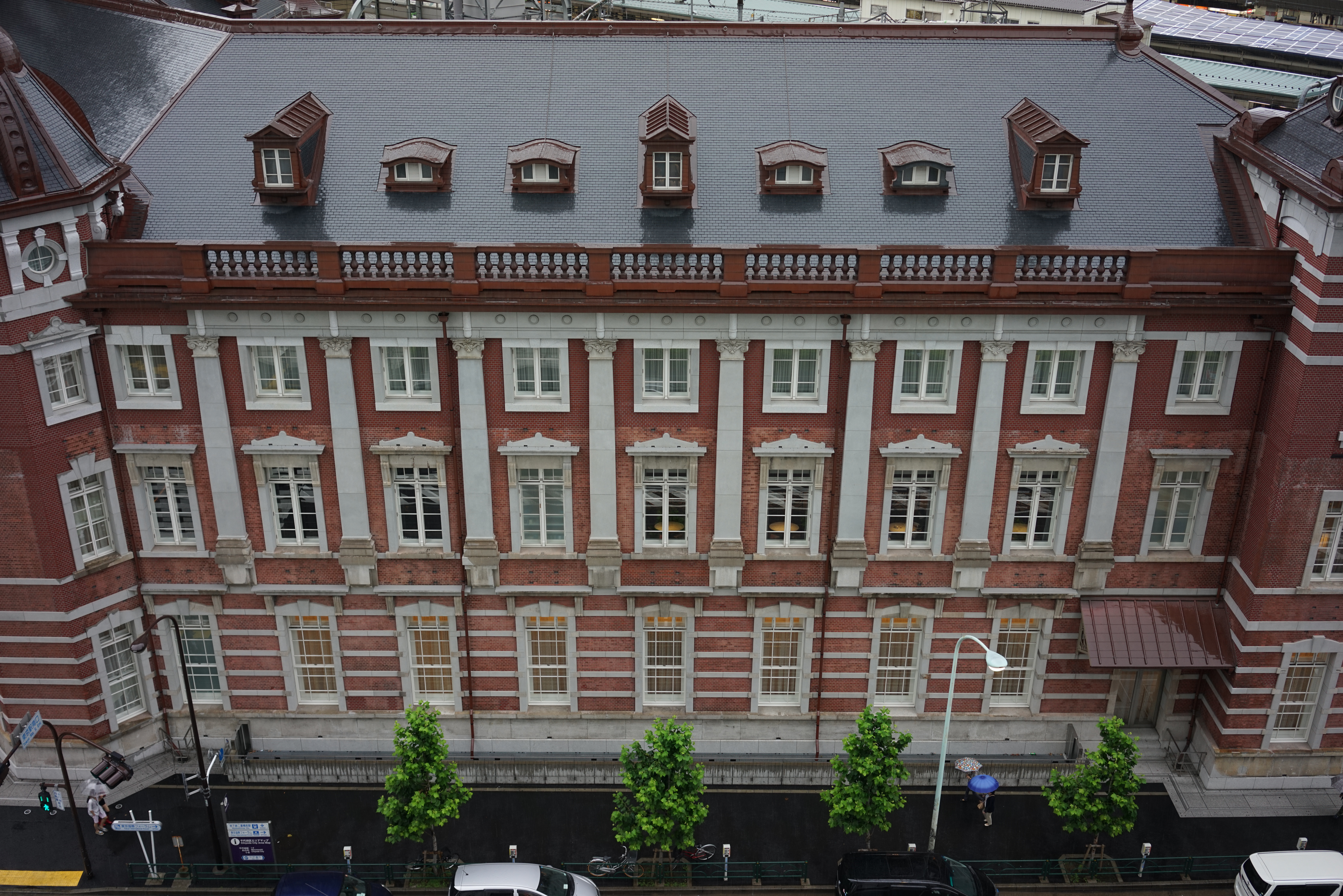 絞りはF4。画面の四隅に描写の甘いところが散見されるが、それ以外の部分は線が細くキレのよい描写だ。ディストーションに関しては、作例を見るかぎり気になるようなものではない。α7R / 1/60秒 / F4 / 0EV / ISO200 / 絞り優先AE / 35mm