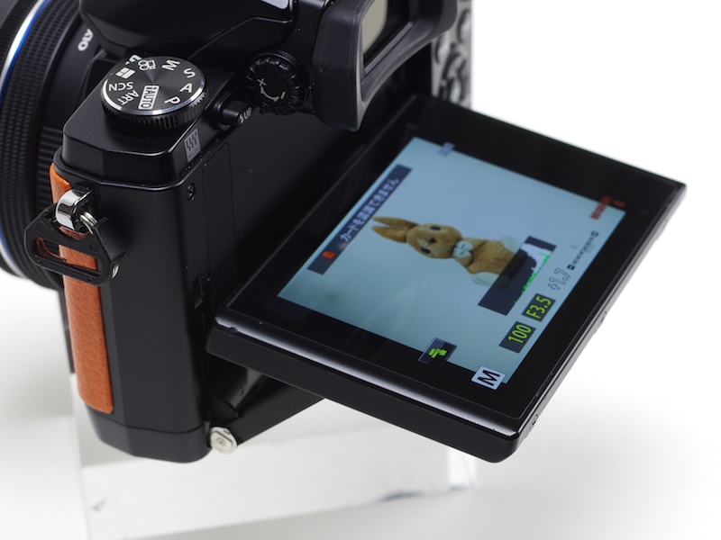 3型約104万ドットのチルト式液晶モニターを装備。EVFは約144万ドット