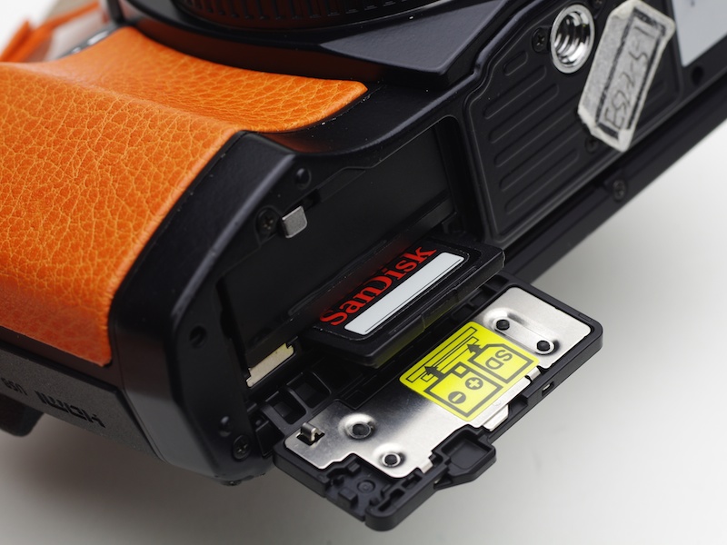 記録メディアとしてSDXC/SDHC/SDメモリーカードを採用。使用電池はBLS-5。撮影可能枚数は約320枚