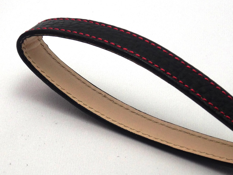 裏面にヌメ革を張り合わせ、手首に当たる硬さを軽減