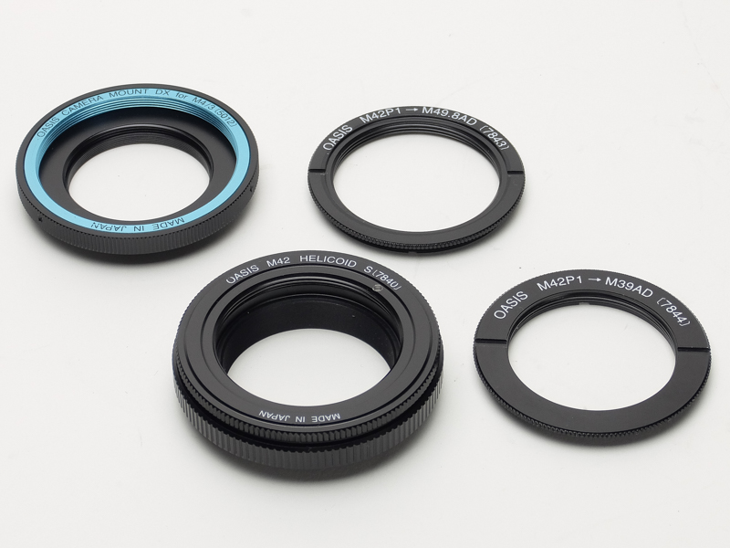 レンズ以外に必要なアイテム。すべてトミーテック製で、左上から「カメラマウントDXマイクロフォーサーズ用（5012）」、「M42P1→M49.8AD（7843）」、「M42ヘリコイドS（7840）」、「M42P1→M39AD（7844）」