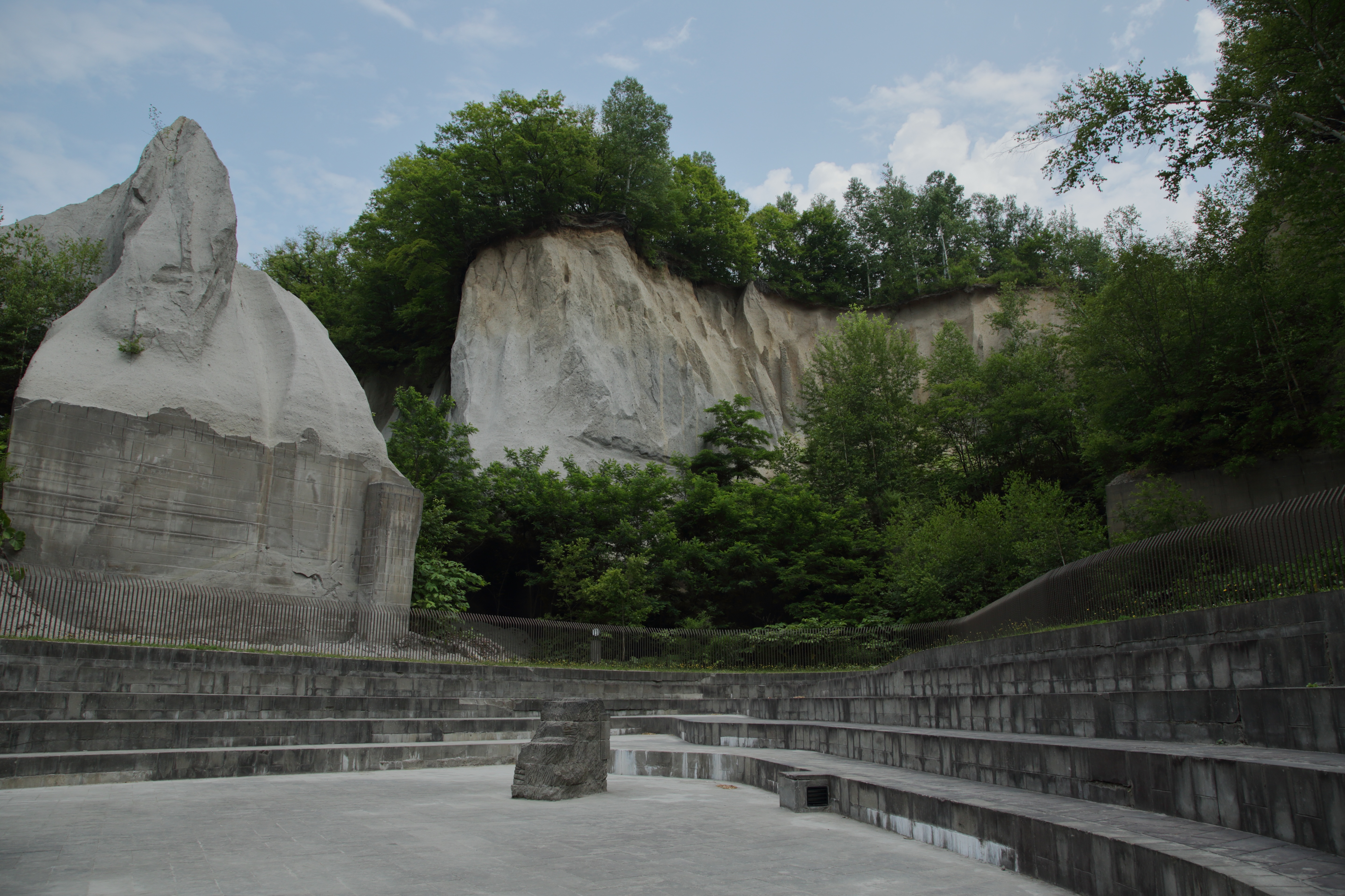 「ハイライト」を「-5.0」に下げて現像したもの。が、これだけだと少し暗いし、メリハリにも欠ける。