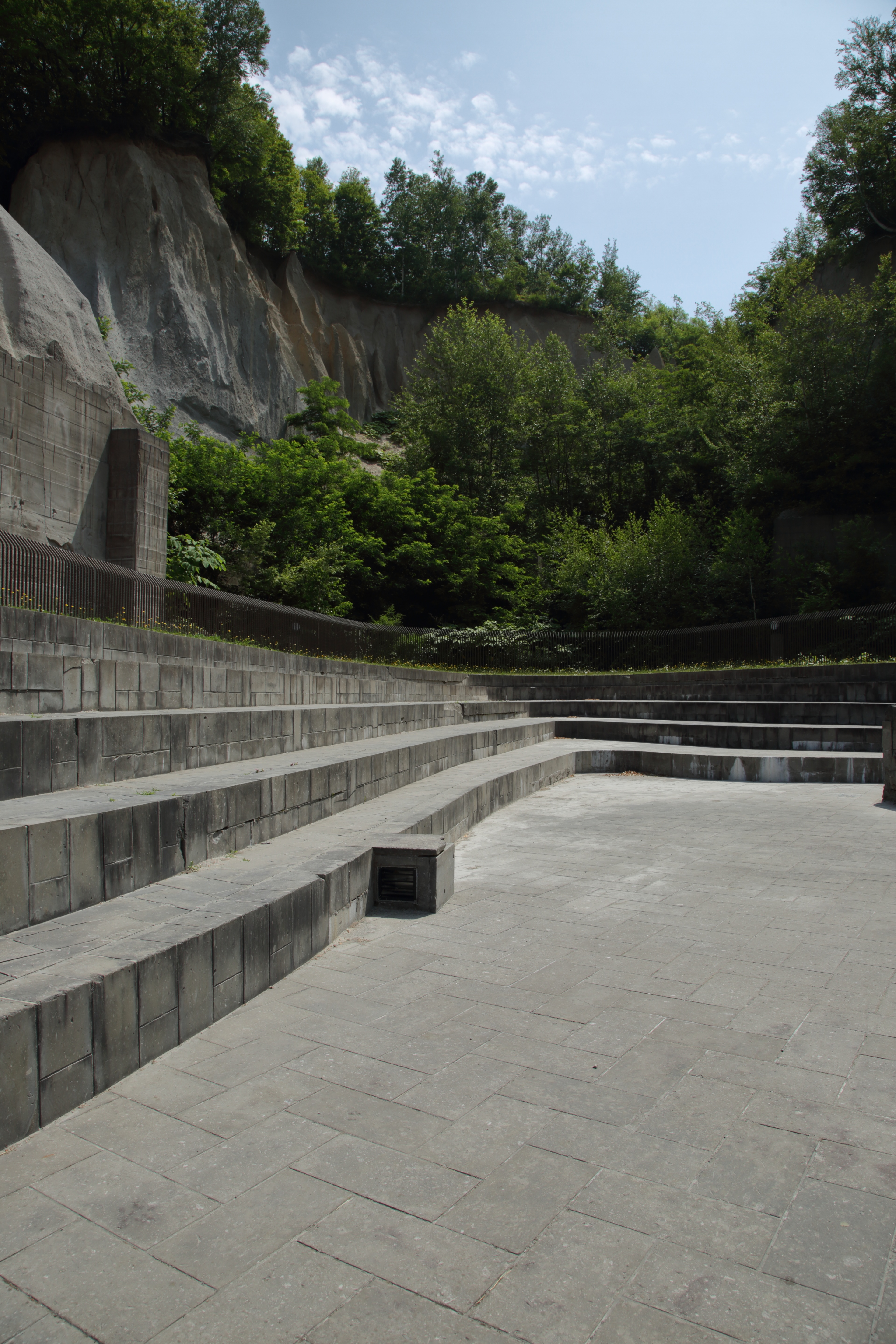 「ハイライト」を「-5.0」にして現像したもの。