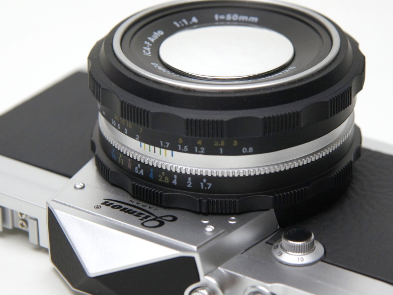 レンズはオートニッコールの雰囲気を醸す。レンズ前面は“自撮りミラー”