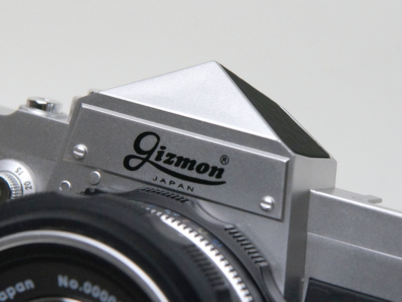 象徴的なペンタ部のシャープなライン。前面に「F」の文字こそないが、側面の“擬革”がニコンF風を確信させる