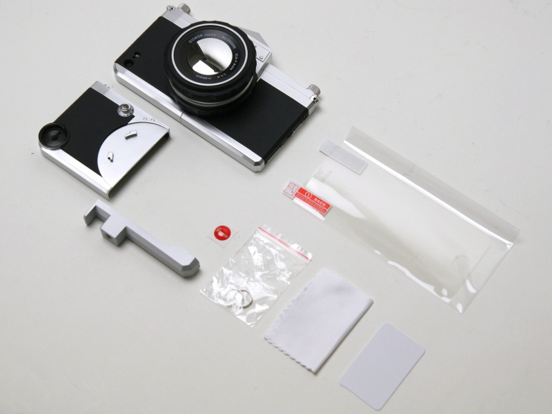 セット内容。コンバージョンレンズ装着の有無で選べるケース、三脚アダプター兼スタンド、ディスプレイ保護フィルムと貼り付け用アイテム、ホームボタンシールなどが付属