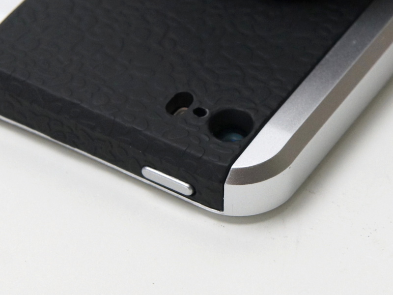 iPhoneのカメラレンズ部分。ハードウェアボタンの操作性を犠牲にしていない点を評価したい