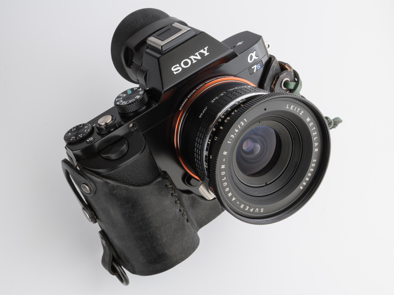 リコイルのコンバットスタイルケースは税込3万7,238円。グリップのステッチが効いている