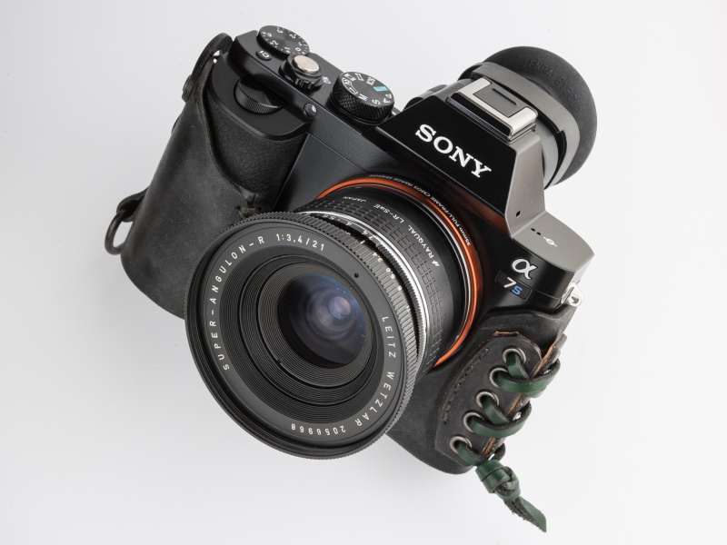 α7Sのボディはα7/7Rと同サイズだ。既存のα7ケースもそのまま流用できる