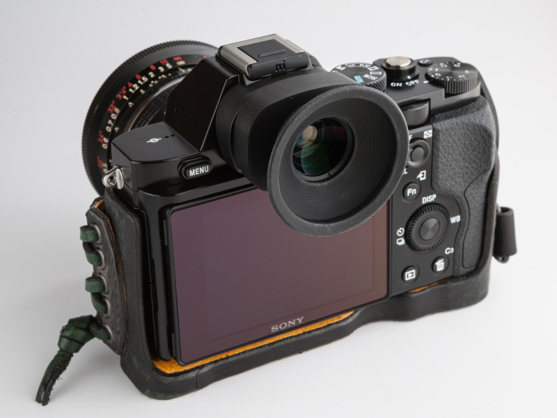 背面はオープンタイプで、液晶モニター部分の下をえぐってチルトしやすく配慮している