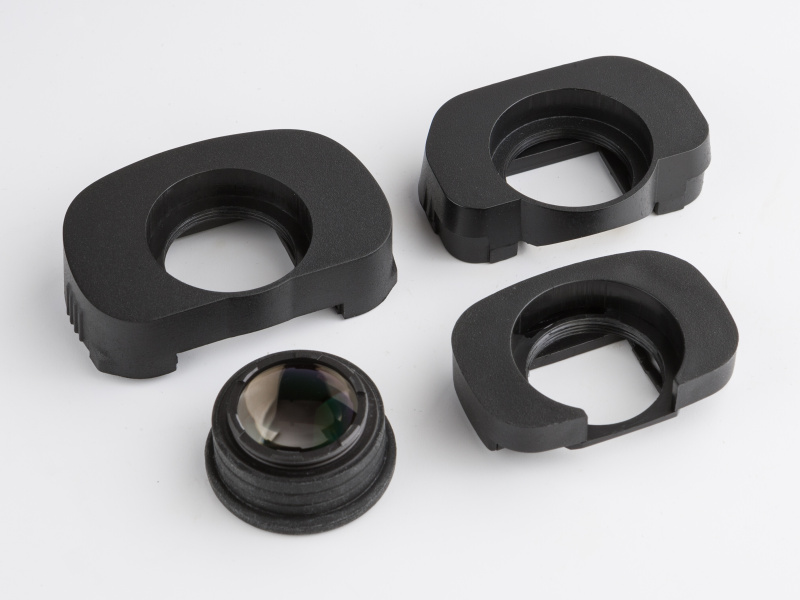 主要カメラメーカーに対応したアタッチメントを用意し、アイピースをねじ込んで使用する