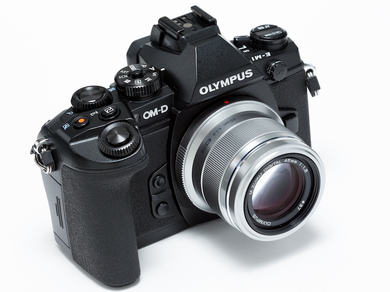 OM-D E-M1に装着。細身の鏡筒とメタリックな仕上げの外装には、オールドレンズのような趣きさえ感じる。