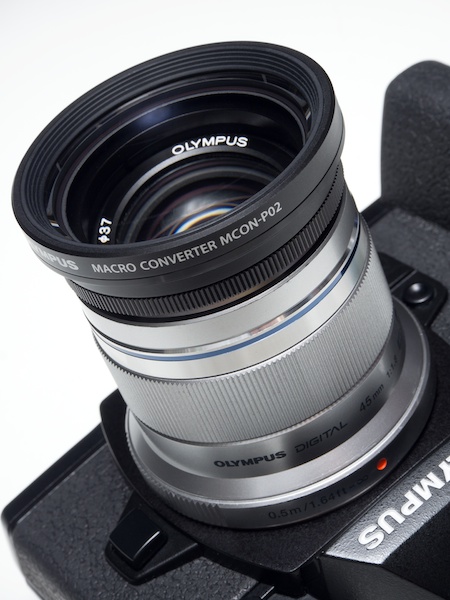 M.ZUIKO DIGITAL 45mm F1.8に、マクロコンバーターMCON-P02を装着