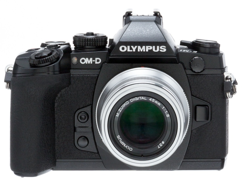 OM-D E-M1に装着。細身の鏡筒とメタリックな仕上げの外装には、オールドレンズのような趣きさえ感じる。