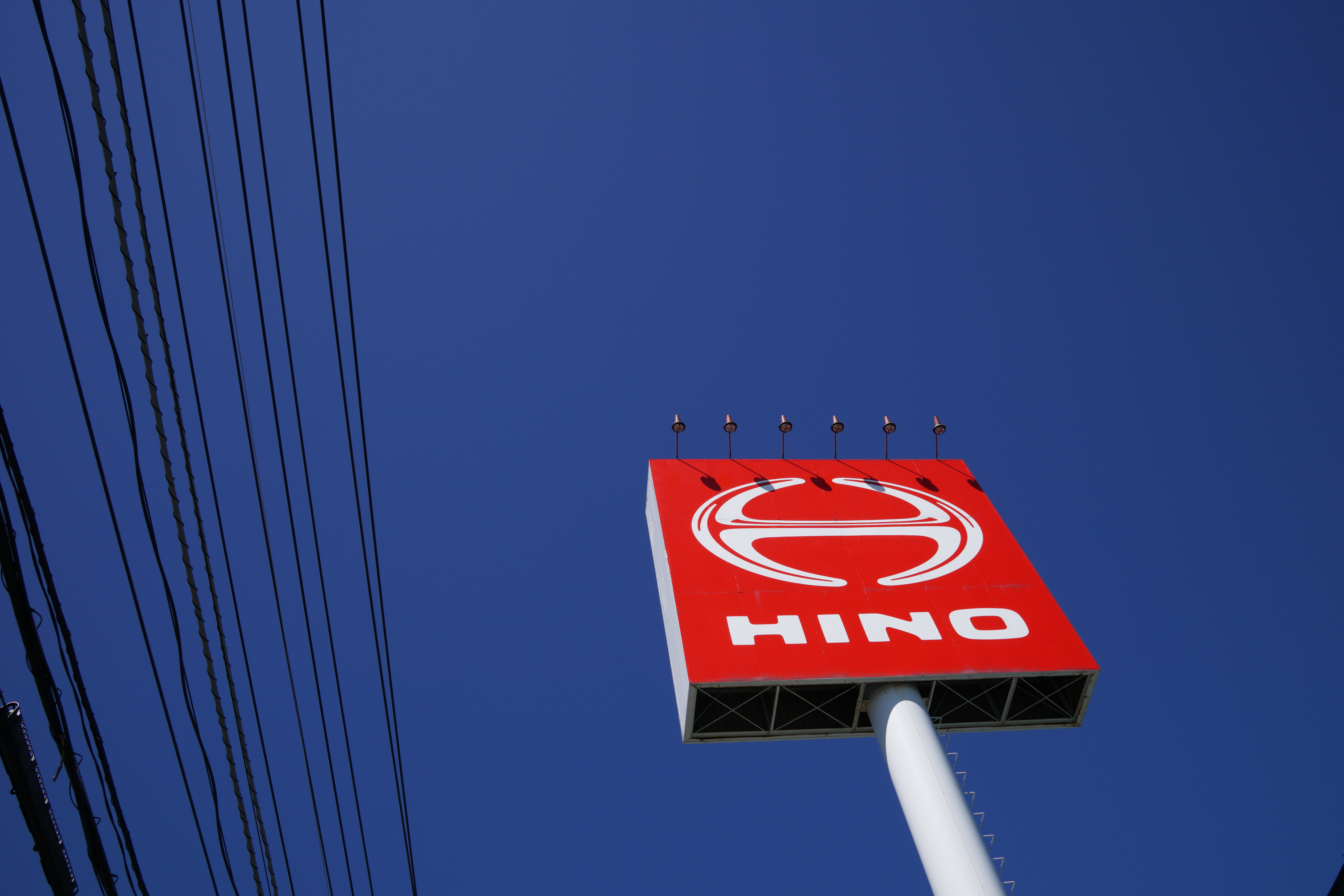 PLフィルターいらずの澄んだ青空をバックに、真っ赤な看板を狙ってみた。このシャープさ。19mm F2.8 DN / 1/500秒 / F8 / ISO100 / 絞り優先AE / 19mm