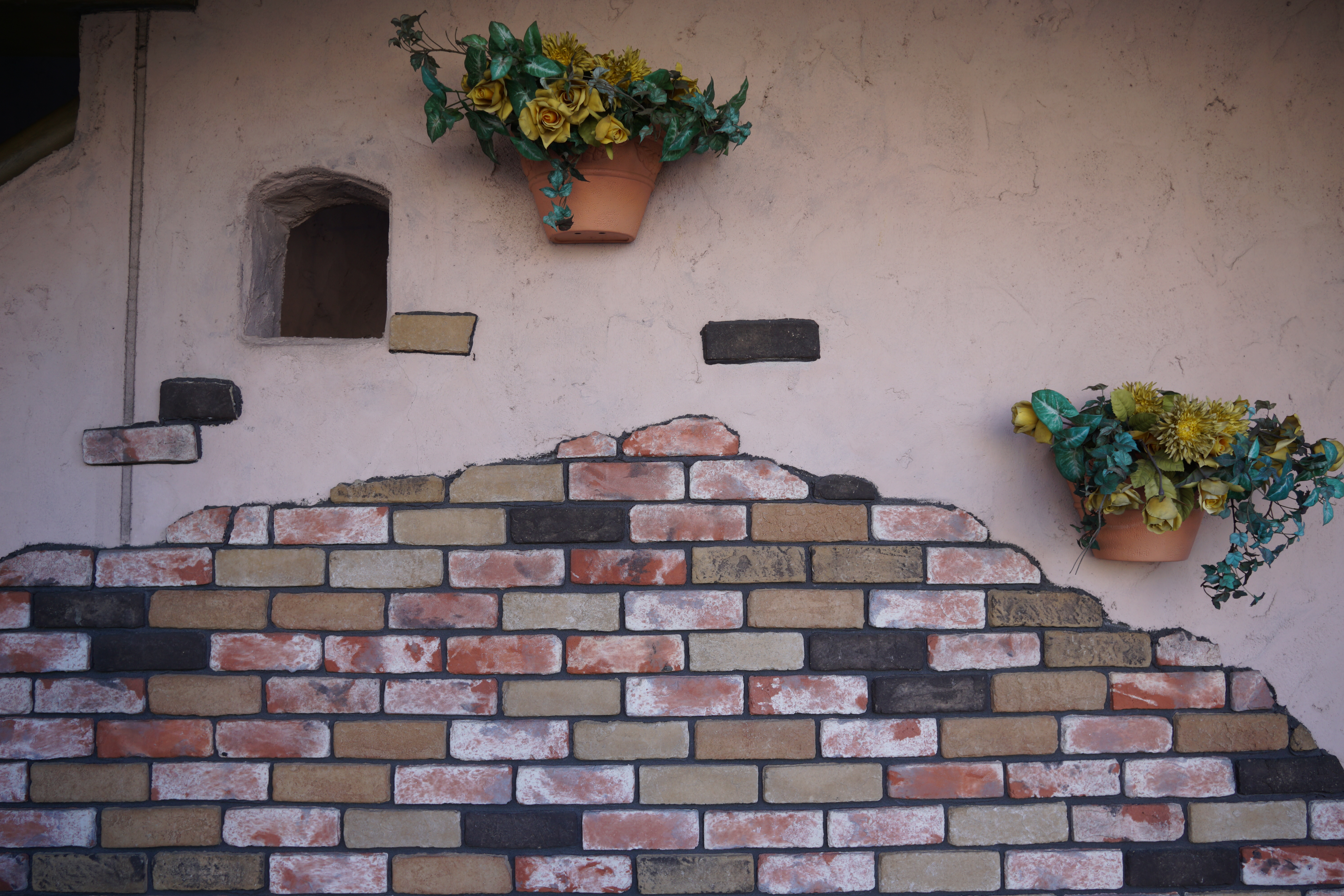 イタリアンレストランの外壁。絞りF5だと、周辺部はまだ少しアマさが残るものの、見苦しく流れたりしないので使いやすい。19mm F2.8 DN / 1/60秒 / F5 / ISO100 / 絞り優先AE / 19mm