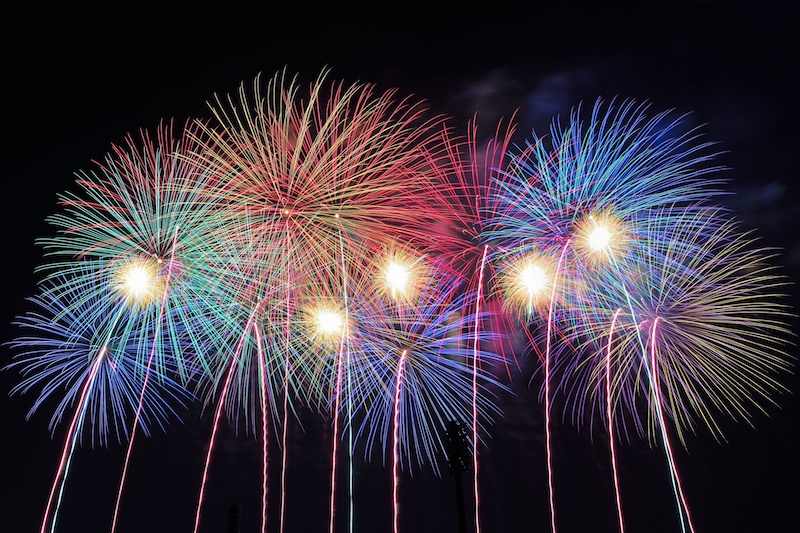 紅、黄、緑、青、が組み合わさった牡丹花火のスターマイン。ホワイトバランスの選択を間違えると濁った色になってしまう。D610・AF-S NIKKOR 16-35mm f/4G ED VR	・マニュアル露出・F4・10.8秒・WB:電球・ISO100・ND4フィルター・リモートケーブル・三脚