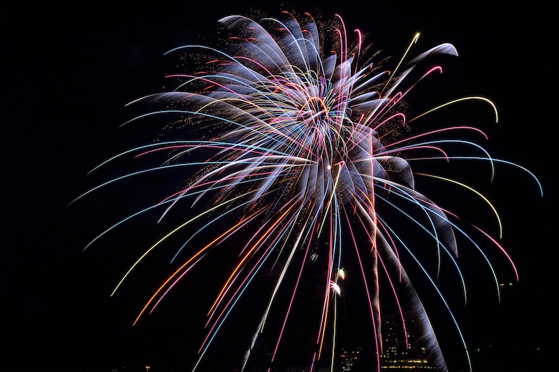 ホワイトバランスを電球に設定したことで、中間色の色合いが表現できた。株式会社イケブン（煙火業者）が得意のパステルカラーと銀冠菊が重なっている。D5100・AT-X 124 PRO DX II・マニュアル露出・F11・8.4秒・WB:電球・ISO100・ND4フィルター・リモートケーブル・三脚