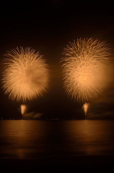 こちらはホワイトバランスを晴天にして撮影した結果。橙色が濃く感じる。D5100・SP AF17-50mm F/2.8 XR Di II LD Aspherical [IF]・マニュアル露出・F9.5・6.1秒・WB:晴天・ISO100・ND4フィルター・リモートケーブル・三脚