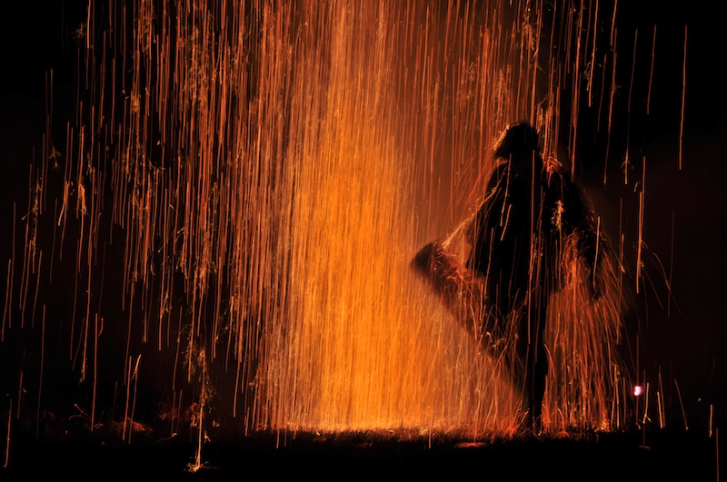 手筒花火が終わった後、降り注ぐ火の粉の中を歩く氏子（うじこ）。この写真はホワイトバランスを晴天にして撮っている。今年はAUTO2（電球色を残す）で挑んでみる。D300・18-200mm F3.5-6.3 DC MACRO OS HSM・マニュアル露出・F9.5・1/8秒・WB:晴天・ISO100相当・三脚