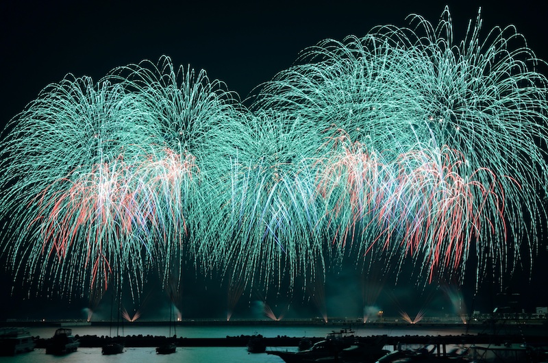 緑点滅花火は色鮮やかでしかも明るい。露出オーバーになってしまうと色が再現できない。D5100・AT-X 124 PRO DX II・マニュアル露出・F16・9.4秒・WB:電球・ISO100・ND4フィルター・リモートケーブル・三脚