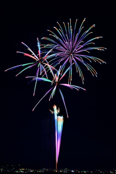 噴出花火と小さな3号玉だが何度も色を変化させながら広がり消えていく。美し色合い、儚い姿を見せてくれた。D5100・AT-X 124 PRO DX II・マニュアル露出・F9・12.2秒・WB:電球・ISO100・ND4フィルター・リモートケーブル・三脚