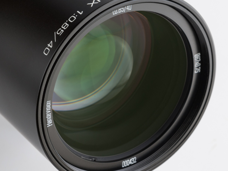 写真からはわかりづらいかもしれないが、前玉に凹レンズを用いているのが特徴だ。フィルター径は67mm