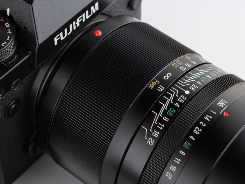 ドイツおよびスイス製のベアリングシステムを採用し、心地良いフォーカスリングのトルク感を実現する