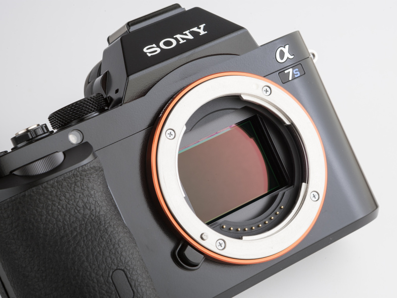 α7Sは35mmフルサイズのイメージセンサーを採用しているが、有効画素数約1,220万画素で画素ピッチが大きくなり、周辺画質向上に期待できる。