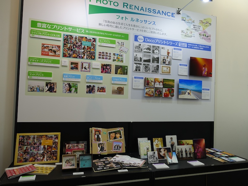 会場では新サービス「Decoプリント」などの紹介も行なわれている。詳しくは<a href="http://dc.watch.impress.co.jp/docs/girlscamera/news/20140621_654425.html" class="n" target="_blank">この記事</a>で