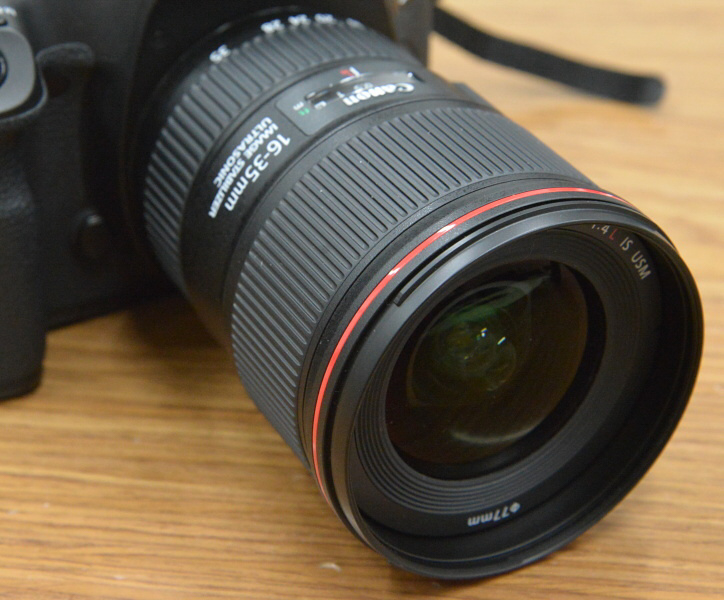 前玉が鏡筒の内側で動くので、ズームしても全長は変化しない。このため、十分な防塵・防滴性能を発揮させるには保護フィルターの使用が推奨されている