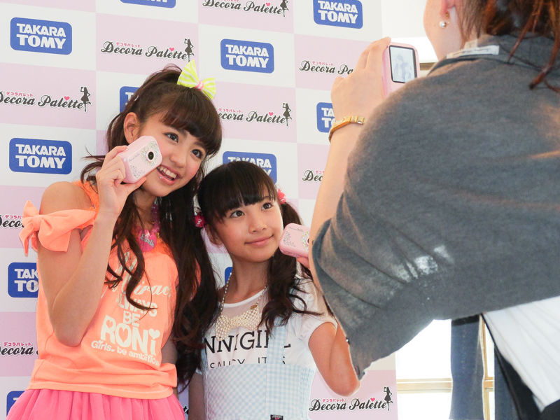 先行発売での購入者は、香音さんとDecora Paletteでツーショットを撮影