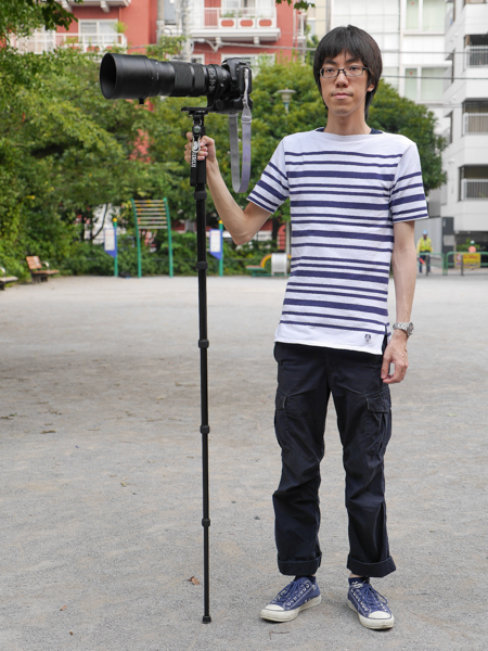 最も伸ばしたところ。雲台なしでもほぼアイレベルの高さとなる（モデルの身長は約178cm）