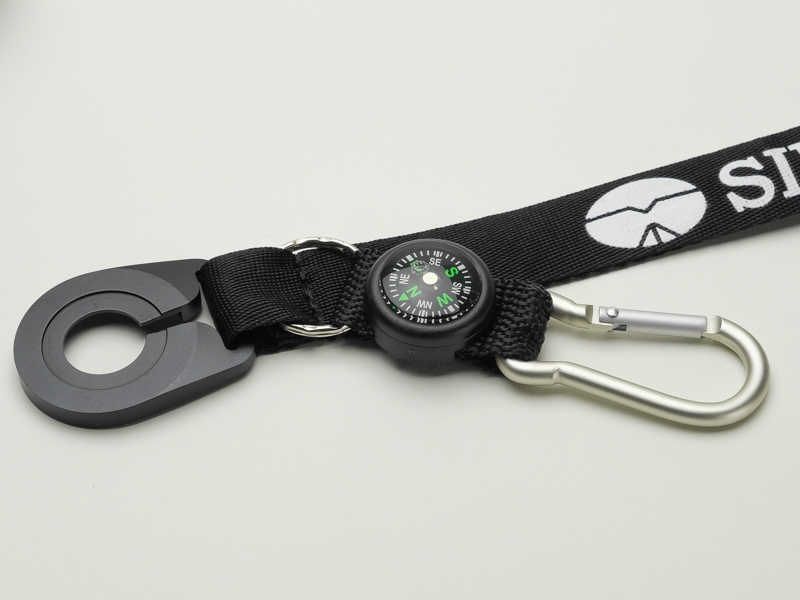 カラビナとコンパスも付いている。ストラップを止めているパーツもアルミ製だ
