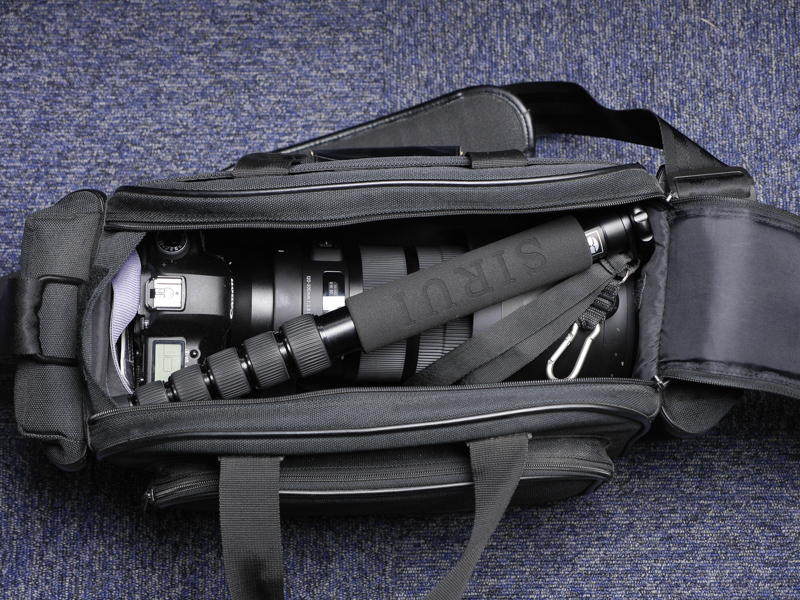 筆者所有のカメラバッグに何とか収まる大きさだった。この一脚はケースが付いていないので、布か何かでくるみたい