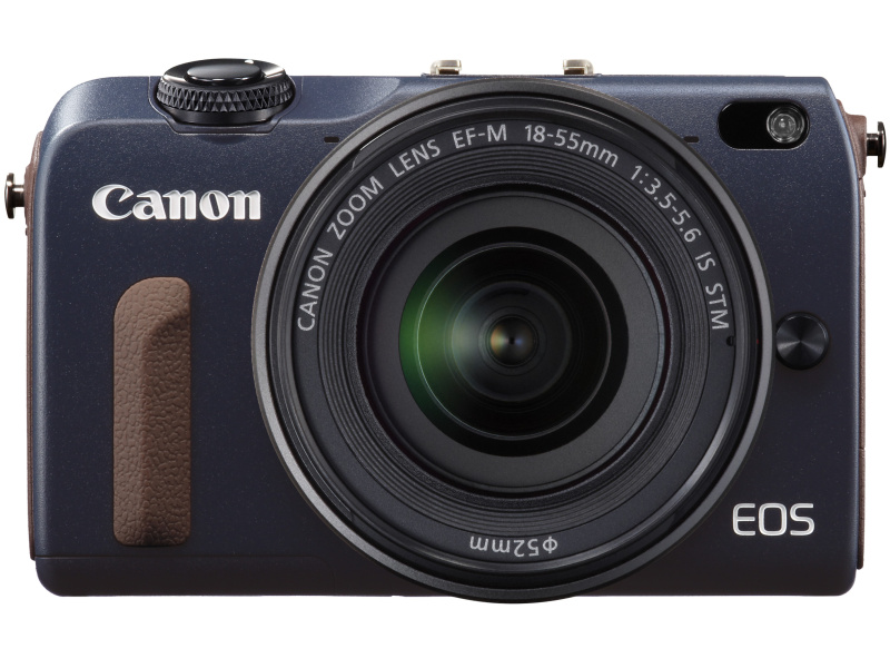 賞品の1つ「EOS M2・EF-M18-55 IS STMレンズキット」（ベイブルー、左）と「IXY 630」（シルバー、右）