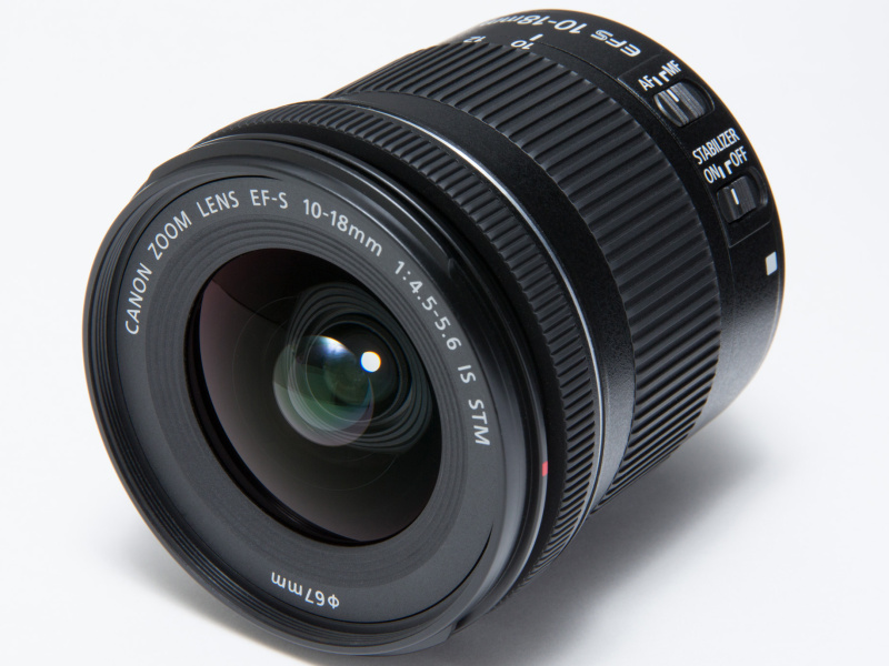 レンズ単体の質量は240g。APS-Cセンサーサイズに合わせたイメージサークルとすることで、フルサイズ対応のレンズに比べ小型軽量化できるのがEF-Sレンズの特徴