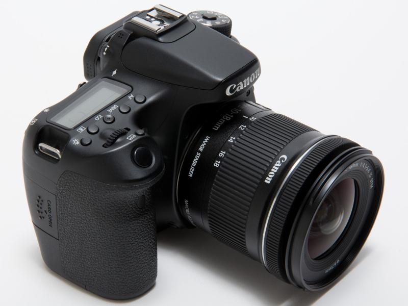 EOS 70Dに装着。もっともレンズ鏡筒が伸びる焦点距離10mmに合わせた状態。フィルター径は67mmなので、EOS 70Dボディの底面よりレンズ前枠が大きくなることもなく机の上にも安定して置ける